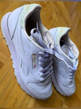 EUC Reebok Leather Sneakers - Pastel - Women’s Size 6.5